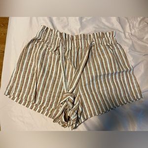 Striped belted shorts. Curve size XL.